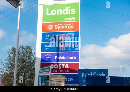 Ashford, Kent, Großbritannien. 7. März 2022. Eine Tankstelle in Ashford, Kent, lädt jetzt über £1,67 pro Liter Diesel, da ein Barrel Öl 130 US-Dollar erreicht. Benzinpreise. Foto-Kredit: Paul Lawrenson-PAL Nachrichten/Alamy Live Nachrichten Stockfoto