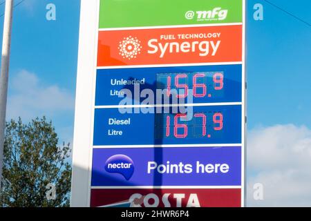 Ashford, Kent, Großbritannien. 7. März 2022. Eine Tankstelle in Ashford, Kent, lädt jetzt über £1,67 pro Liter Diesel, da ein Barrel Öl 130 US-Dollar erreicht. Benzinpreise. Foto-Kredit: Paul Lawrenson-PAL Nachrichten/Alamy Live Nachrichten Stockfoto