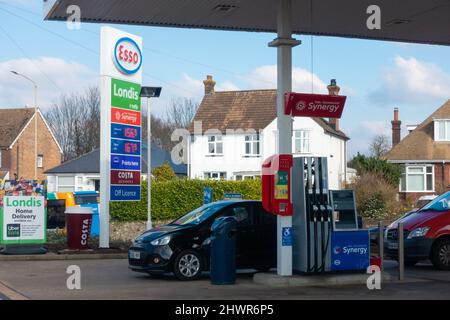 Ashford, Kent, Großbritannien. 7. März 2022. Eine Tankstelle in Ashford, Kent, lädt jetzt über £1,67 pro Liter Diesel, da ein Barrel Öl 130 US-Dollar erreicht. Foto-Kredit: Paul Lawrenson-PAL Nachrichten/Alamy Live Nachrichten Stockfoto