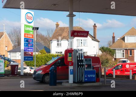 Ashford, Kent, Großbritannien. 7. März 2022. Eine Tankstelle in Ashford, Kent, lädt jetzt über £1,67 pro Liter Diesel, da ein Barrel Öl 130 US-Dollar erreicht. Foto-Kredit: Paul Lawrenson-PAL Nachrichten/Alamy Live Nachrichten Stockfoto