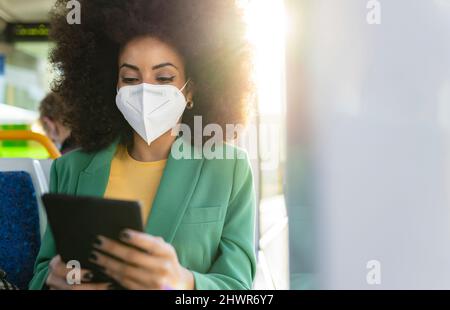 Pendler mit Tablet-Computer in der Straßenbahn Stockfoto