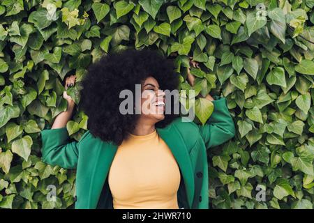 Fröhliche Frau vor Pflanzen Stockfoto
