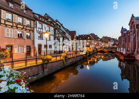 Frankreich, Elsass, Colmar, Lauch-Kanal in Little Venice in der Abenddämmerung Stockfoto