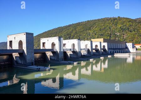 Deutschland, Bayern, Untergriesbach, Drohne Blick auf das Wasserkraftwerk Jochenstein Stockfoto