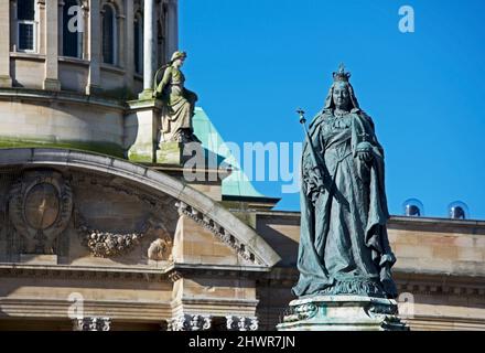 Statue der Königin Victoria und der Kuppel des Rathauses, Hull, Humberside, East Yorkshire, England Stockfoto