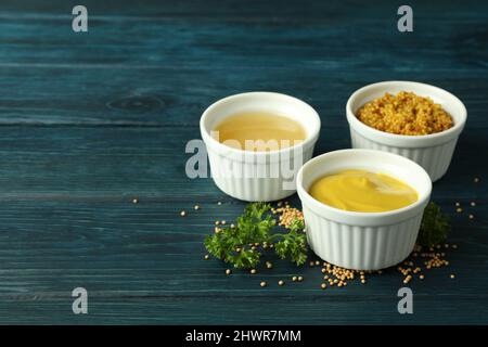 Schüsseln mit Saucen auf Holztisch, Platz für Text Stockfoto