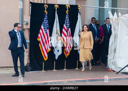 Die Vizepräsidentin der Vereinigten Staaten, Kamala Harris, wird vor ihrer feierlichen Überquerung der Edmund Pettus Bridge in Selma, Alabama, vorgestellt, um an den 57.. Jahrestag des Blutigen Sonntags am 6. März 2022 zu erinnern. Kredit: Andi Reis/Pool über CNP /MediaPunch Stockfoto