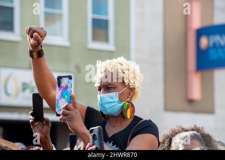 Der Crowd Participant hebt vor der Überquerung der Edmund Pettus Bridge in Selma, Alabama, zur Erinnerung an den 57.. Jahrestag des Blutigen Sonntags am 6. März 2022, die Hand in Aufregung. Kredit: Andi Reis/Pool über CNP /MediaPunch Stockfoto