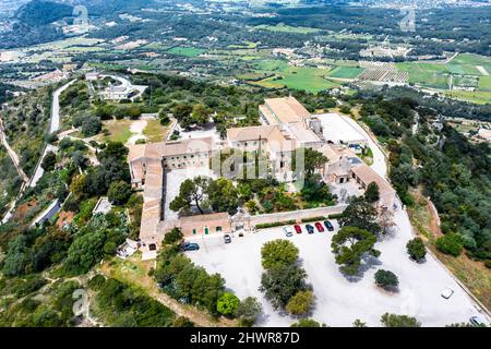 Spanien, Mallorca, Hubschrauberansicht des Sanctuary of Cura auf dem Gipfel des Puig de Randa im Sommer Stockfoto