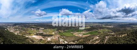 Spanien, Mallorca, Luftbild vom Berg Puig de Randa im Sommer Stockfoto