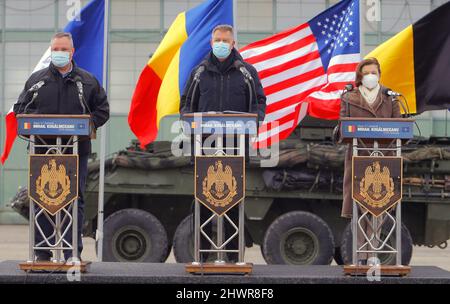 Bukarest, Rumänien. 6. März 2022. Der rumänische Präsident Klaus Iohannis (C), der rumänische Premierminister Nicolae Ciuca (L) und die französische Verteidigungsministerin Florence Parly nehmen am 6. März 2022 an einer Zeremonie im Militärflugstützpunkt Mihail Kogalniceanu, Rumänien, Teil. Quelle: Cristel/Xinhua/Alamy Live News Stockfoto