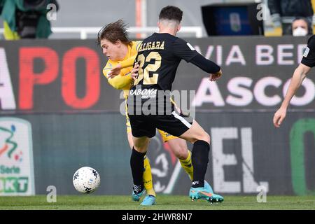 Ascoli, Italien. 06. März 2022. Ascoli, 6.. März 2022 Stadio Cino e Lillo Del Duca Italienischer Fußball Serie B BKT 2021-2022 Spiel Ascoli Calcio 1898 FC gegen Frosinone Calcio 28. Meisterschaftstag im Bild: Ein Kontrast des Spiels zwischen dem Spieler von Frosinone Calcio Alessio Zerbin und dem Spieler von Ascoli Calcio Fabrizio Caligara Kredit: Independent Photo Agency/Alamy Live News Stockfoto