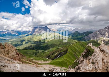 Italien, Südtirol, Wolken über der Berglandschaft des Naturparks Schlern-Rosengarten im Sommer Stockfoto