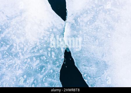 Deutschland, Bayern, Luftaufnahme des Einmann-Paddelboardings zwischen Eisschollen im Eibsee Stockfoto