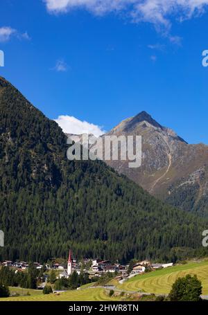 Österreich, Tirol, Sankt Sigmund im Sellrain, Luftaufnahme des Dorfes am Fuße des bewaldeten Berges im Sellraintal Stockfoto