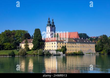 Deutschland, Bayern, Neuhaus am Inn, Drone Blick auf das Kloster Vornbach im Sommer Stockfoto