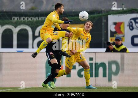Ascoli, Italien. 06. März 2022. Ascoli, 6.. März 2022 Stadio Cino e Lillo Del Duca Italienischer Fußball Serie B BKT 2021-2022 Spiel Ascoli Calcio 1898 FC gegen Frosinone Calcio 28. Meisterschaftstag im Bild: Ein Kontrast des Spiels zwischen dem Spieler von Frosinone Calcio Alessio Zerbin und Luca Garritano und dem Spieler von Ascoli Calcio Federico Baschirotto Kredit: Unabhängige Fotoagentur/Alamy Live News Stockfoto