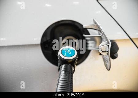 Betankung eines modernen wasserstoffbetriebenen Autos Stockfoto