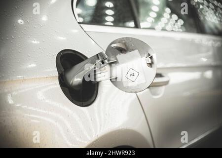 Offener Gastank eines modernen wasserstoffbetriebenen Autos Stockfoto