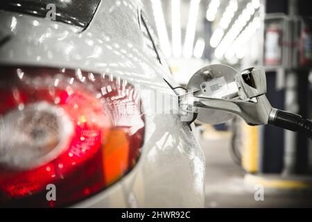 Betankung eines modernen wasserstoffbetriebenen Autos Stockfoto