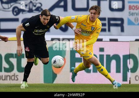 Ascoli, Italien. 06. März 2022. Ascoli, 6.. März 2022 Stadio Cino e Lillo Del Duca Italienischer Fußball Serie B BKT 2021-2022 Spiel Ascoli Calcio 1898 FC gegen Frosinone Calcio 28. Meisterschaftstag im Bild: Ein Kontrast des Spiels zwischen dem Spieler von Frosinone Calcio Alessio Zerbin und dem Spieler von Ascoli Calcio Federico Baschirotto Kredit: Independent Photo Agency/Alamy Live News Stockfoto