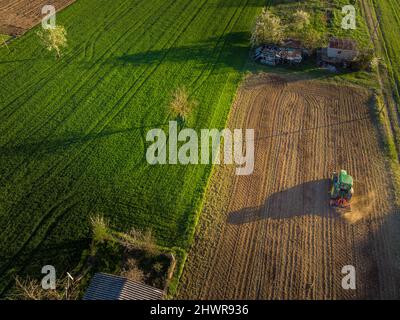 Drohnenansicht des Pflügefeldes des Traktors Stockfoto