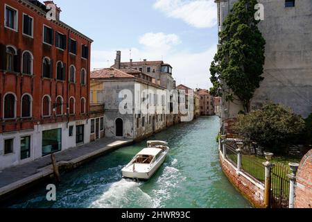 Italien, Venetien, Venedig, Motorboot auf der Calle Larga Foscari Stockfoto