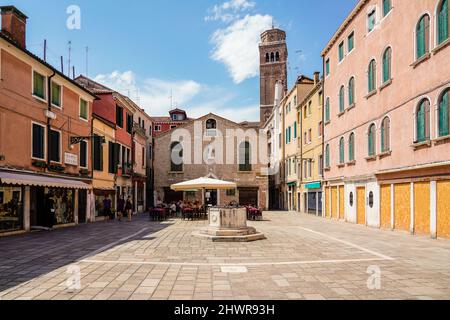 Italien, Venetien, Venedig, Campo San Toma Platz mit Glockenturm von Santa Maria Gloriosa dei Frari im Hintergrund Stockfoto