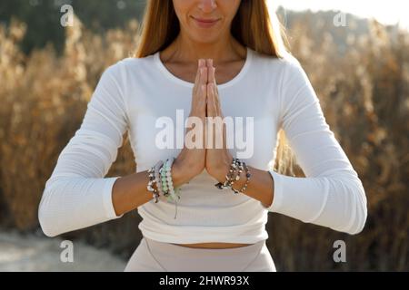 Frau beim Yoga am Strand Stockfoto