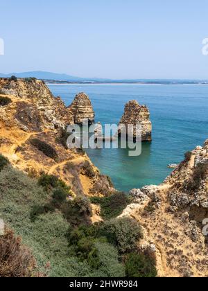 Portugal, Algarve, Lagos, raue Klippen und Felsformationen von Ponta da Piedade im Sommer Stockfoto