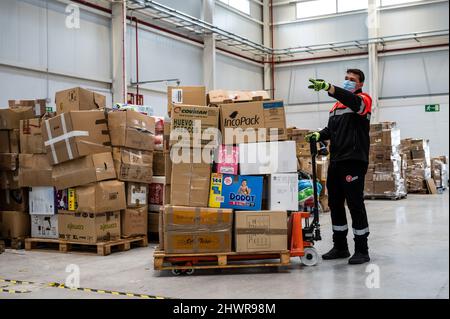 Madrid, Spanien. 07. März 2022. Freiwillige bereiten Lieferungen für die Ukraine im Logistikkoordinationszentrum im Krankenhaus Enfermera Isabel Zendal vor. Die Regionalregierung von Madrid hat einen Logistikpunkt im Krankenhaus eingerichtet, von dem aus humanitäre Hilfsgüter nach der russischen Invasion in die Ukraine transportiert werden. Quelle: Marcos del Mazo/Alamy Live News Stockfoto