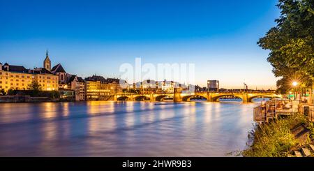 Schweiz, Basel-Stadt, Basel, lange Belichtung des Rheins bei Dämmerung mit Mittelbrücke im Hintergrund Stockfoto