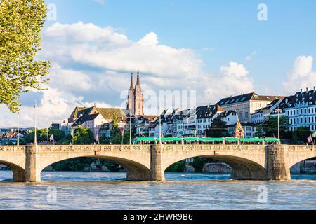 Schweiz, Basel-Stadt, Basel, Straßenbahn durch die Mittelbrücke Stockfoto