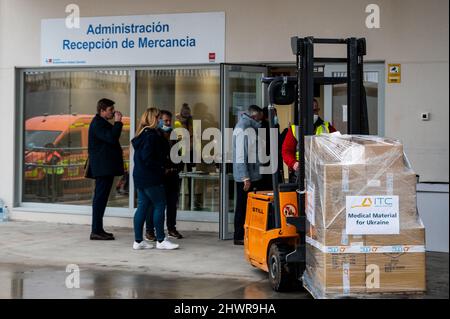 Madrid, Spanien. 07. März 2022. Freiwillige bereiten Lieferungen für die Ukraine im Logistikkoordinationszentrum im Krankenhaus Enfermera Isabel Zendal vor. Die Regionalregierung von Madrid hat einen Logistikpunkt im Krankenhaus eingerichtet, von dem aus humanitäre Hilfsgüter nach der russischen Invasion in die Ukraine transportiert werden. Quelle: Marcos del Mazo/Alamy Live News Stockfoto