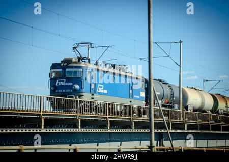 Constanta, Rumänien, 26.. Februar 2022 - Güterzug auf der Brücke in Constanta Stockfoto