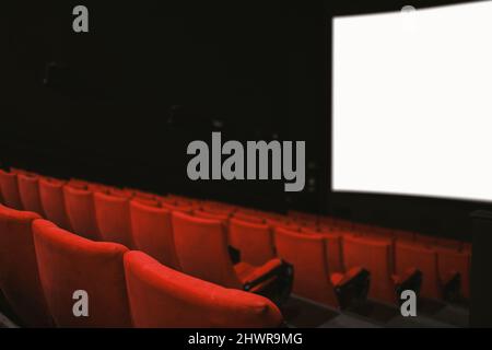 Kino mit leeren Sesseln und leerer Kinoleinwand. Stockfoto