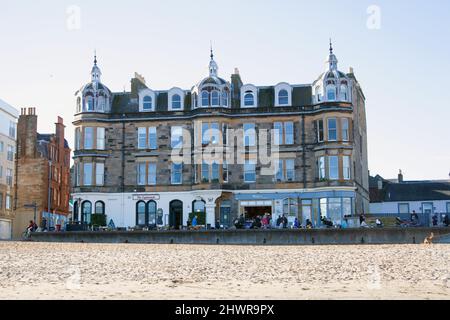 Blick auf Cafés und Restaurants an der Promenade am Portobello Beach in Edinburgh, Schottland in Großbritannien Stockfoto