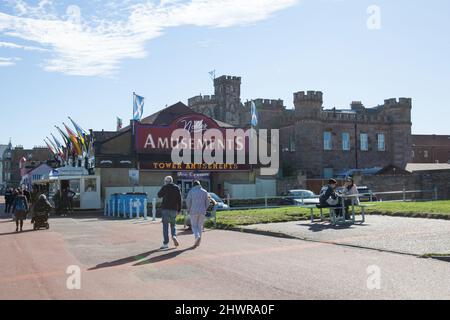 Entlang der Promenade am Portobello Beach in Edinburgh, Schottland an einem Herbsttag in Großbritannien Stockfoto