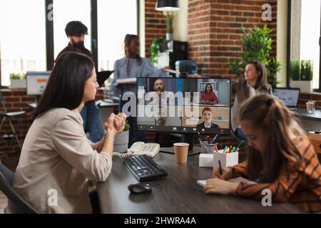 Frau in Unternehmen Videokonferenz Konferenz Meeting Kommunikation mit Kollegen neue finanzielle Projekt Idee. Mitarbeiter der Finanzagentur präsentiert dem Team profitable Marketingmethoden. Stockfoto