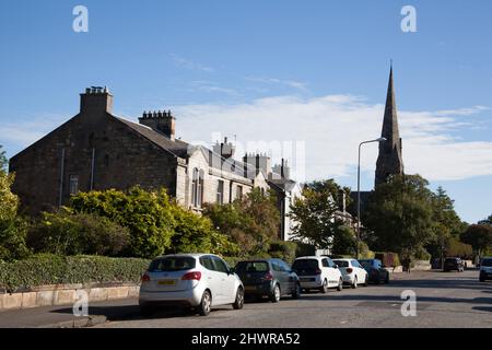 Wohnimmobilien und die lokale Kirche in Portobello, Edinburgh, Schottland in Großbritannien Stockfoto