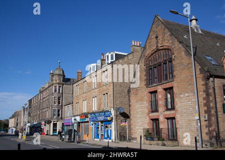 Blick auf die High Street in Portobello, Edinburgh in Großbritannien Stockfoto