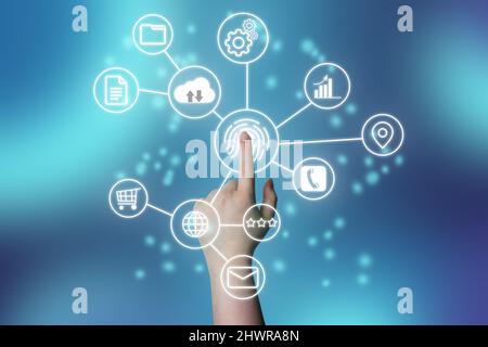 Virtueller Scan, um in das Online-System zu gelangen. Internet der Dinge. Neue Technologie bigdata und Geschäftsprozessstrategie. Cloud-Computing. Intelligente Industrie. Stockfoto