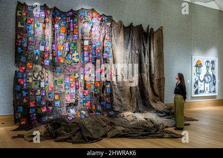 London, Großbritannien. 7. März 2022. Ibrahim Mahama (Ghanaian, geboren 1987), Kawokudi Installation, 2013, est £20.000 - £30.000 - Eine Vorschau auf Bonhams' Verkauf von moderner und zeitgenössischer afrikanischer Kunst in der Bonhams New Bond Street. Der Verkauf selbst findet am 9.. März statt. Kredit: Guy Bell/Alamy Live Nachrichten Stockfoto