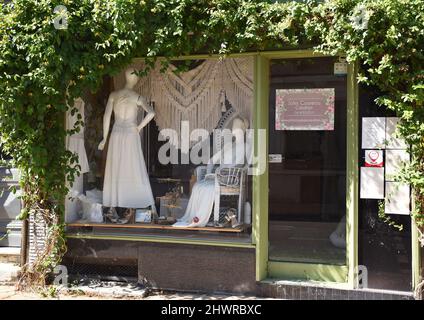 Das wunderschön gestaltete Vorderfenster des John Coureau Création Bridal Shops in Bordeaux Frankreich, eingerahmt in Geißbein Stockfoto