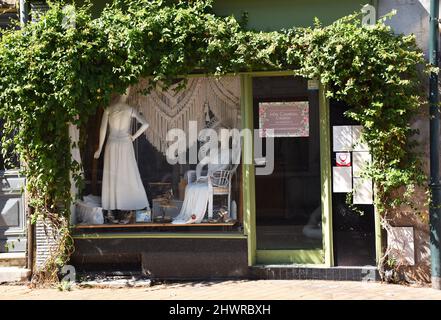 Das wunderschön gestaltete Vorderfenster des John Coureau Création Bridal Shops in Bordeaux Frankreich, eingerahmt in Geißbein Stockfoto