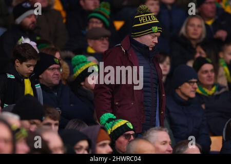 Fans von Norwich City werden während des Spiels gesehen - Norwich City gegen Brentford, Premier League, Carrow Road, Norwich, UK - 5.. März 2022 nur zur redaktionellen Verwendung - es gelten DataCo-Einschränkungen Stockfoto