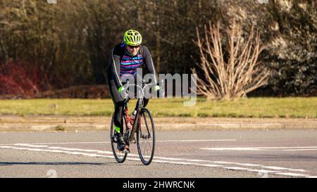 Radfahrer tragen Lycra und Fahrradhelm Stockfoto