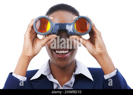Der Erfolg ist am Horizont. Aufnahme einer jungen afroamerikanischen Geschäftsfrau mit Fernglas. Stockfoto