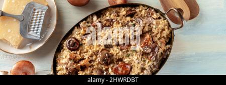 Risotto ai funghi Panorama, Pilz-und Käse Reis Panorama-Banner, mit Zutaten, darüber flach lag auf einem hölzernen Hintergrund geschossen Stockfoto