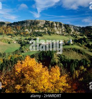 Dorf Les Bouchoux in der Haut-Jura Region im Herbst, Jura, Bourgogne-Franche-Comte, Frankreich, Europa Stockfoto